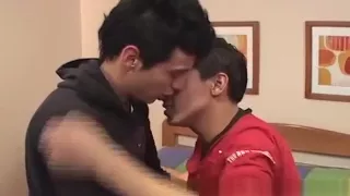 Der große Schwanz Ramiro bekommt es mit dem hübschen Twink Willy zu tun