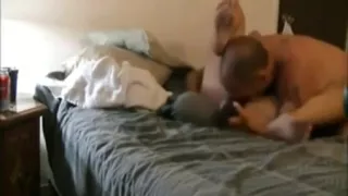 Devoter Ehemann spielt mit seiner Frauchien und isst ihre Muschi