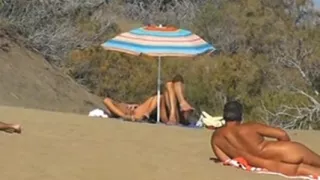 Schlampenfrau masturbiert für Perverse am Strand