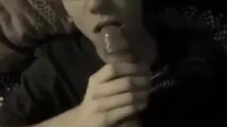 Twink schiebt seinen Schwanz in den Mund seines Freundes