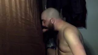 Sexy Daddy füttert mich mit seiner Ladung und saugt dann meine Ladung am privaten Gloryhole aus