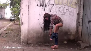 Backalley blinkende Teenager Elisas wohlgeformte Latina Exhibitionismus und öffentliche Masturbation von brünetten Amateur Babe