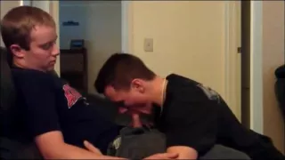 Den Schwanz seines Freundes lutschen