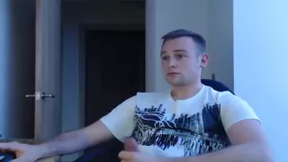 Sehr niedlicher Kerl wichst und sperma