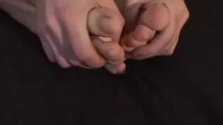 Niedlicher Hengst spielt sanft mit seinen Füßen und leckt seine Zehen