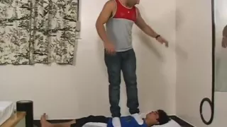 Der arme Kerl bekommt sein Gesicht mit bloßen Füßen zertrampelt