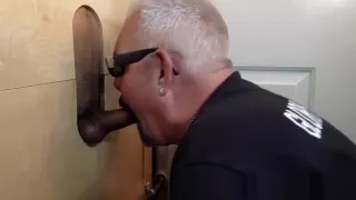 Geiler lateinamerikanischer Mann am Gloryhole