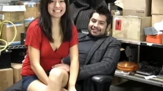 Vollbusige Brünette Amateur fickt ihren Chef bei der Arbeit