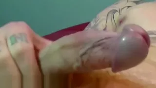 Rothaariger Sträfling Chris bereitet seinen Schwanz für einen Blowjob vor