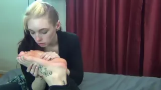 2 hot tattooed babes worship each others feet
