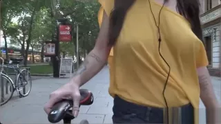 Superbe brune a gros seins qui fait du velo sans soutien gorge