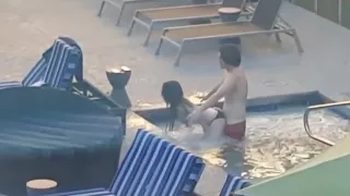 Follando en la piscina hasta que les pillan los vecinos