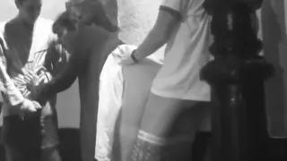 La vieille truie sert de vides couilles dans les rues de sa ville