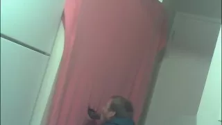 Junge direkt am Gloryhole