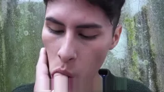 Junger Latino-Twink bezahlter Sex mit schwulem Filmemacher im Freien