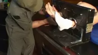 Der gefesselte Jock Slava wird vom Fußfetisch-Duo gekitzelt