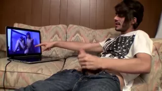 Haariger Hetero-Schläger masturbiert solo und spritzt ab