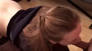 Jolie jeunette fait tout ce qu'on lui dit