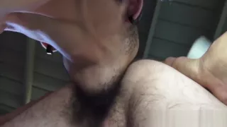Amateur-Twink wird in den Arsch gerammt und zu dritt gefickt