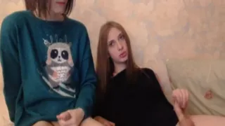 Niedliche Teenie-Transe, die mit anpackt