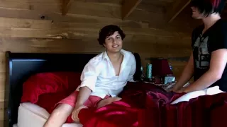 Junger Emo knutscht mit seiner Geliebten vor der Fellatio