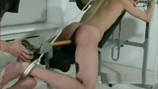 Heterosexueller lacht über eine Schwuchtel, während er sie erniedrigt