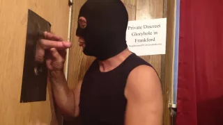 Poppers und ein großer Schwanz beim Squirting im Gloryhole