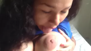 tetona se masturba su coño virgen y termina a chorros