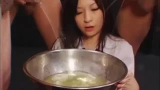 Junge Asiatin trinkt literweise Urin