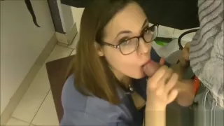 MILF italiana di Napoli mi fa pompino amatoriale in camerino