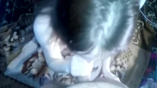 милая девушка подросток делает минеt