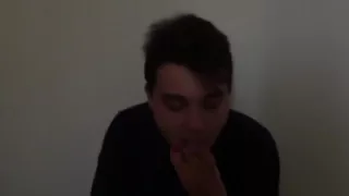 Mon copain soumis me nettoie les orteils