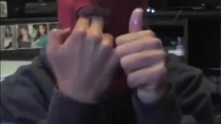 Fille qui suce lèche ses doigts et son pouce fetichisme saliva