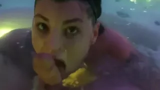 Sex im Whirlpool mit dickbusiger deutscher Hure