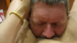 lecke die pissfotze von lee zum orgasmus