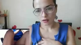 Mädchen masturbiert und spritzt ihren Stuhl voll