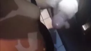 Ehefrau lässt Schwänze am Gloryhole sperma machen