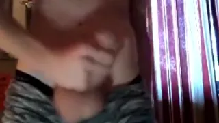 Schwuler Teenager trägt Boxershorts seines jüngeren Bruders