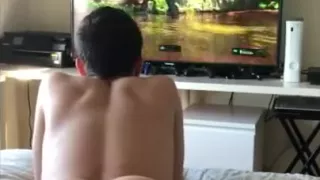 Süßer Twink spielt Call of Duty in einem Jockstrap