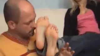 Marido cheirando o chulé da esposa