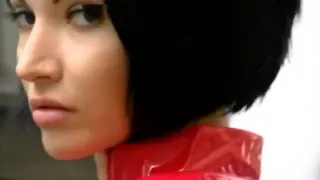 brune en jupe ras la chatte dans la rue