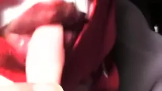 Deborah s'excite suce lèche son pouce et doigts érotique fellation asmr