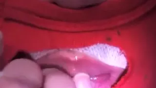 Déborah s'excite frotte son clito en suçant et léchant ses doigts humide