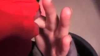 Déborah fétiche suce lèche chaque doigts et rempli sa main de salive
