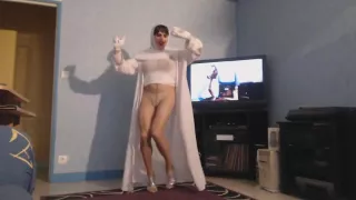 beurette voilée montre ses gros nichons en dansant