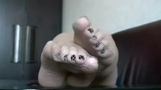 hypnotize by her feet