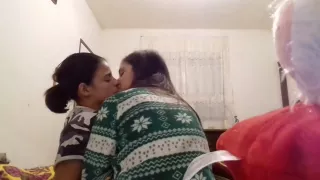 Lesbicas brasileiras beijando