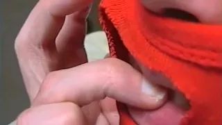 Deborah is sucking her finger and biting her nail suce et ronge ongle