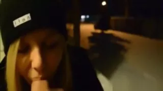 Cette salope me suce et avale