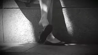 Candid sexy feet dangle